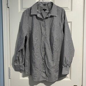 Talbots striped blouse with accent collar, cuffs. 100% cotton. Woman’s 18W